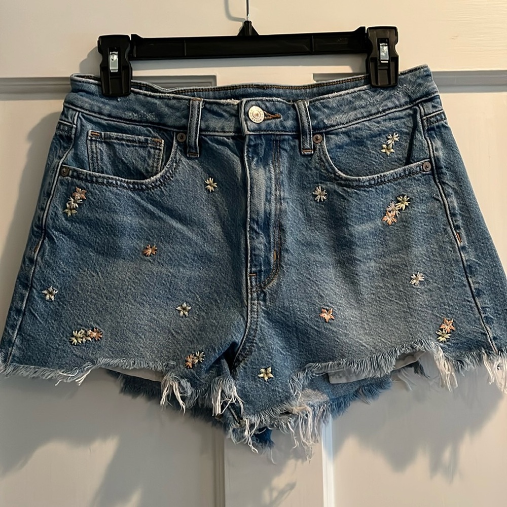 American Eagle Daisy Flower embroidered Jeans